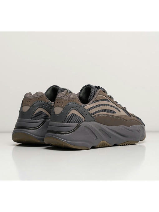 Кроссовки Adidas Yeezy Boost 700 v2 — изображение 2
