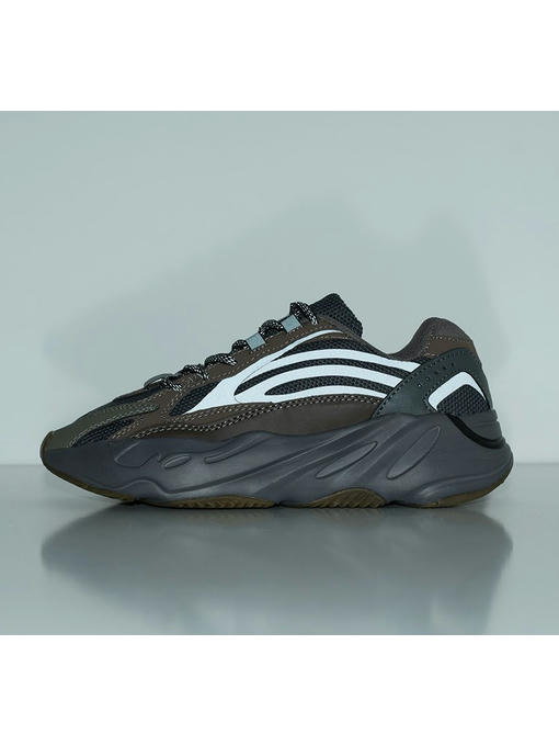 Кроссовки Adidas Yeezy Boost 700 v2 — изображение 3